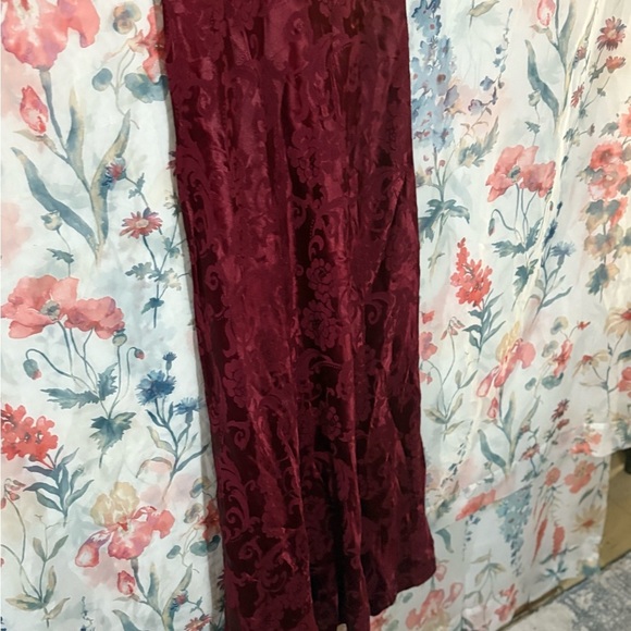 Vintage Elegant Burgundy Lace Dress - Picture 3 of 10